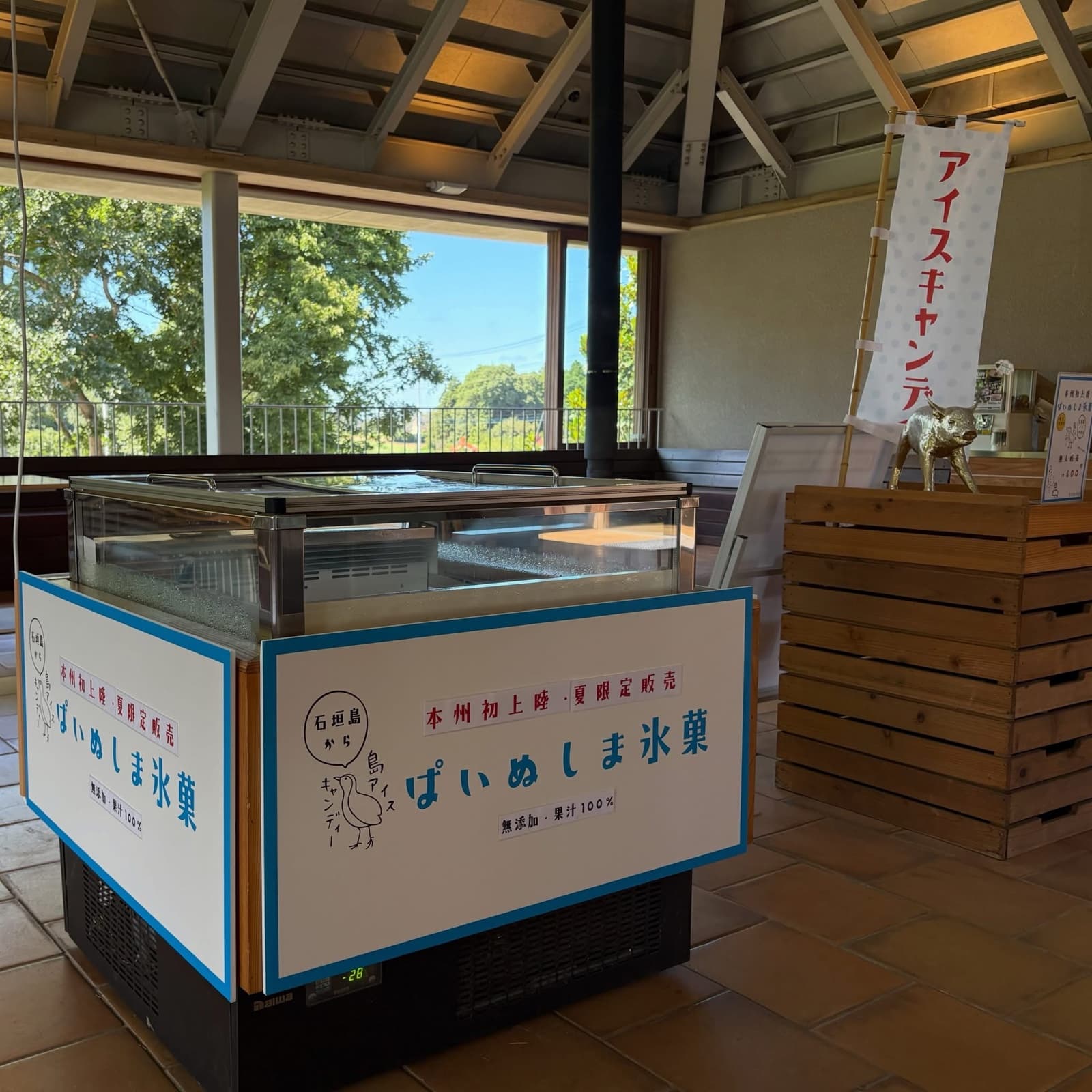 恋する豚研究所での島アイスキャンディー販売の様子